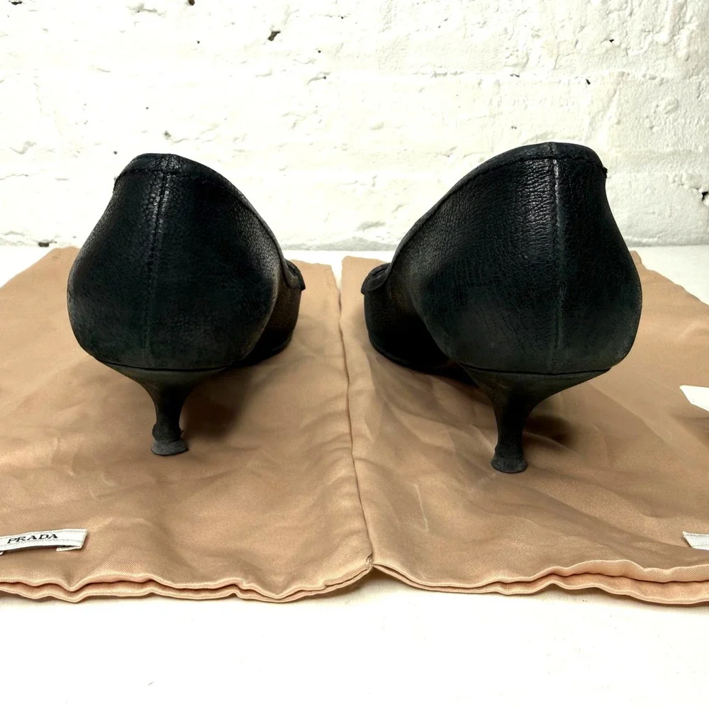 Prada Black Pebbled Leather Pointed Toe Buckle Kitten Heel Pumps 38.5 Italy - Picture 5 of 10